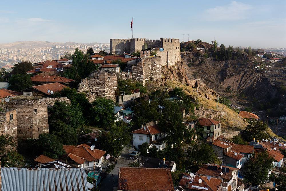 Крепость Анкары, окруженная традиционными домиками