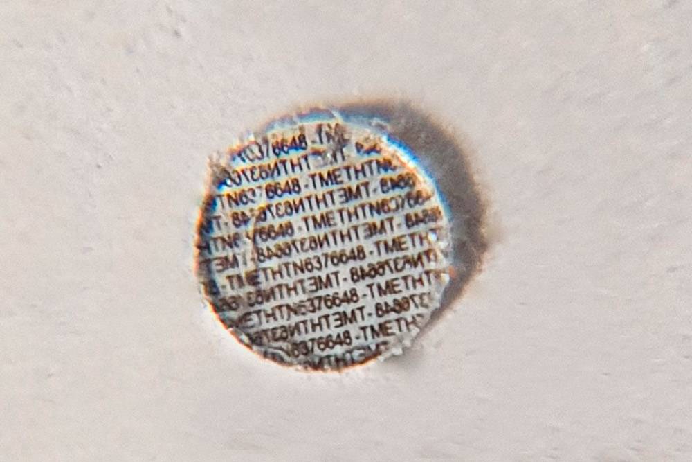 Микроточка с пин-кодом при 60-кратном увеличении. Источник: toyota.by