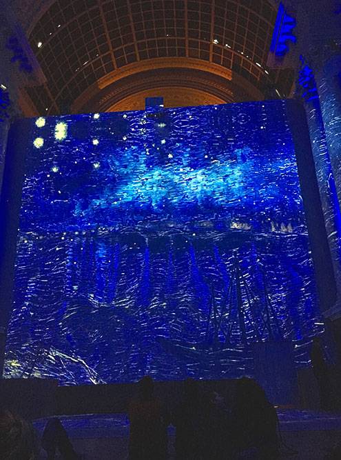 Создатели мультимедийной выставки работ Ван Гога оживили «Звездную ночь над Роной»