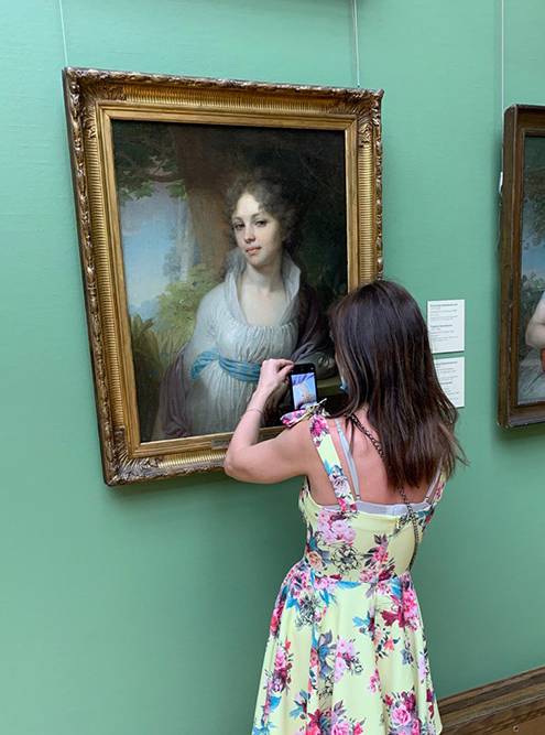 Портрет Марии Лопухиной в Третьяковской галерее. Я фотографирую каждую деталь, чтобы потом постараться в точности ее воспроизвести