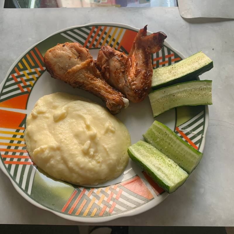 Мой обед — пюре с куриным шашлыком и свежие огурцы