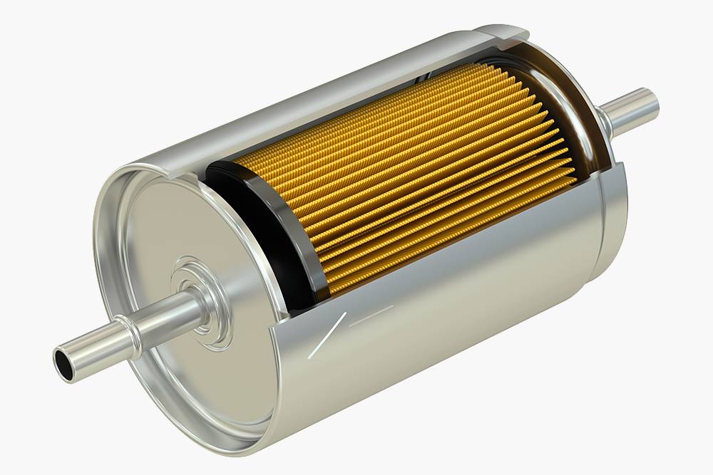Корпусный топливный фильтр тонкой очистки. Фильтрующий элемент внутри алюминиевого корпуса. Стрелка на корпусе указывает направление движения топлива. Такой можно встретить на инжекторных моторах. Фото: AlexLMX&nbsp;/ Shutterstock
