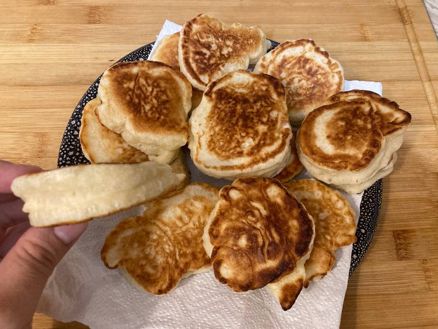 Салат с огурцами, горошком и яйцами – кулинарный рецепт