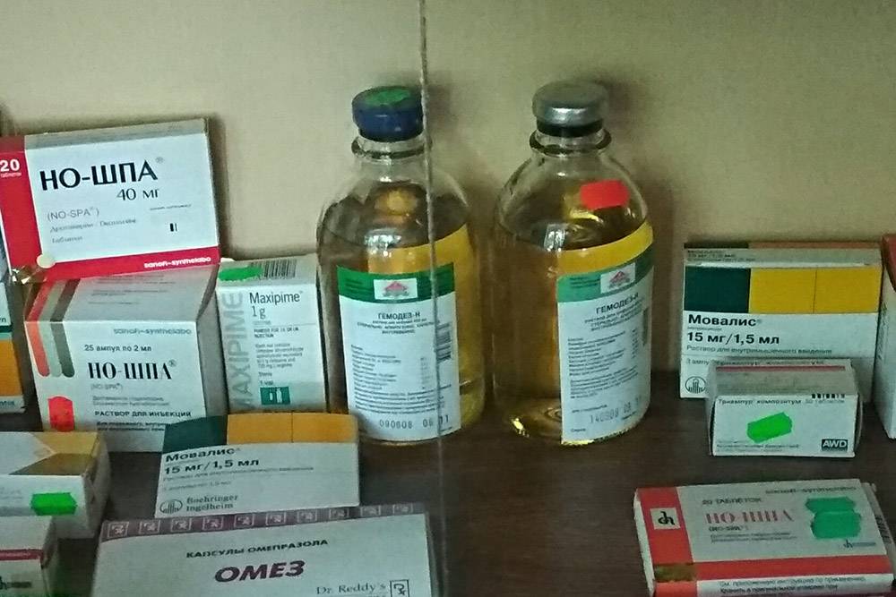 Фотография из центра контроля качества. Упаковки лекарств одинаковые, но справа — подделки