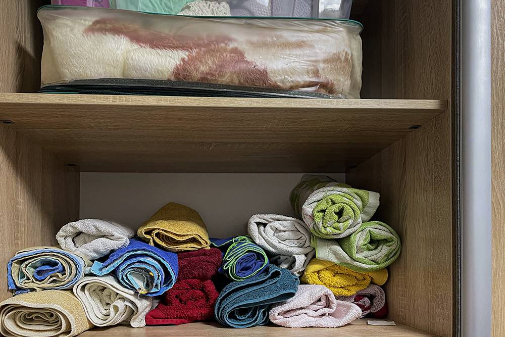 Скрученные полотенца занимают мало места, и их проще достать