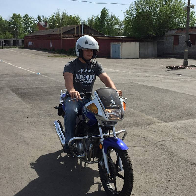 Это единственный мотодром в Курске. Тут мы учились и сдавали экзамен. Мотоцикл на фото — тот самый учебный «ёбрик»