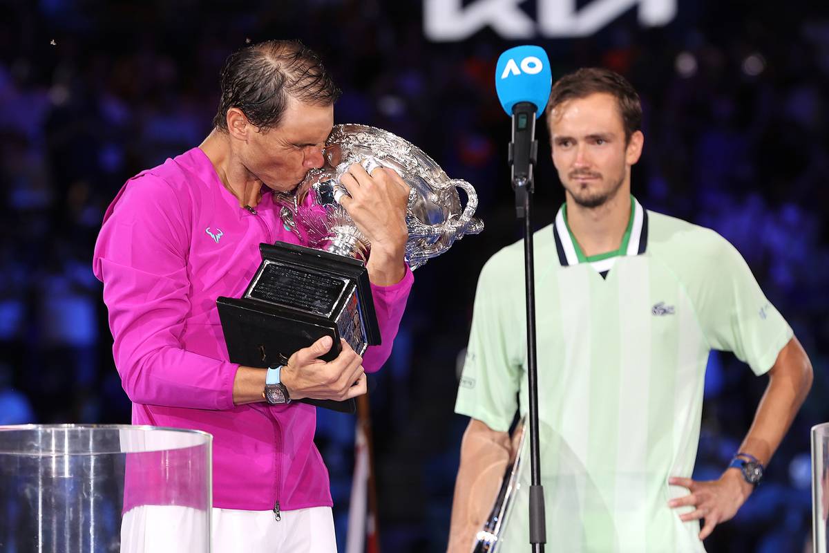 Рафаэль Надаль и Даниил Медведев после финала Australian Open&nbsp;2022. Фото: Clive Brunskill&nbsp;/ Staff&nbsp;/ GettyImages