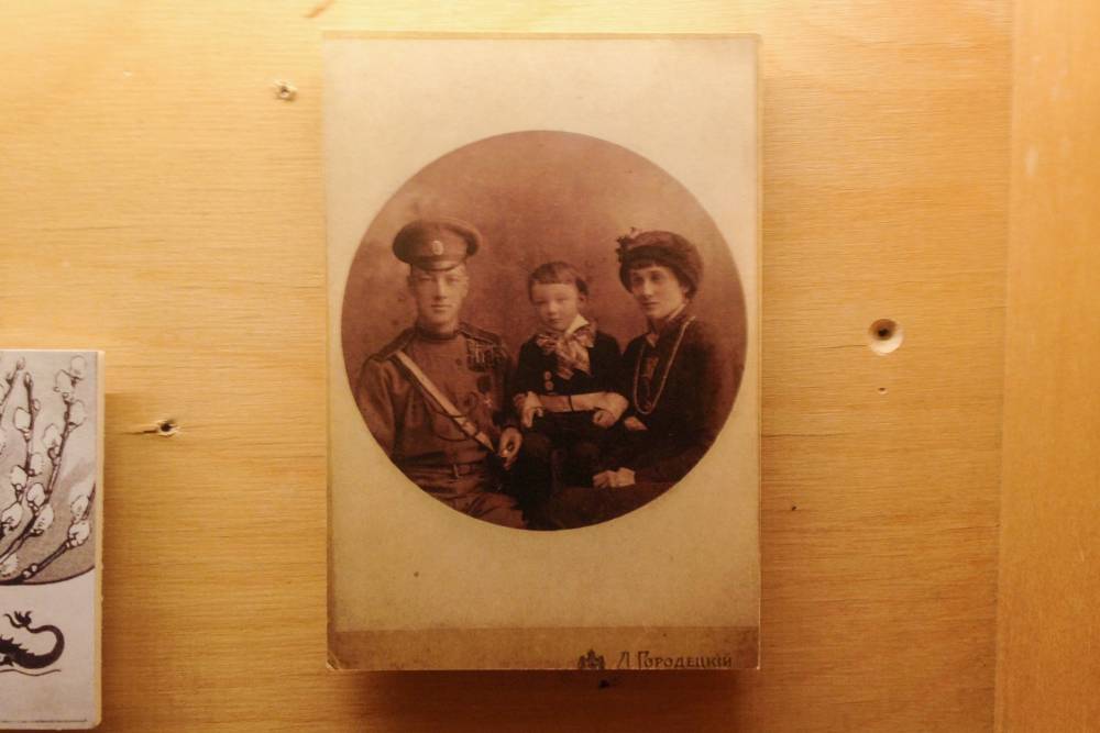 Фотография маленького Левы с родителями — Анной Ахматовой и Николаем Гумилевым. Это редкий снимок, на котором запечатлена вся семья. Я увидела его на временной выставке музея