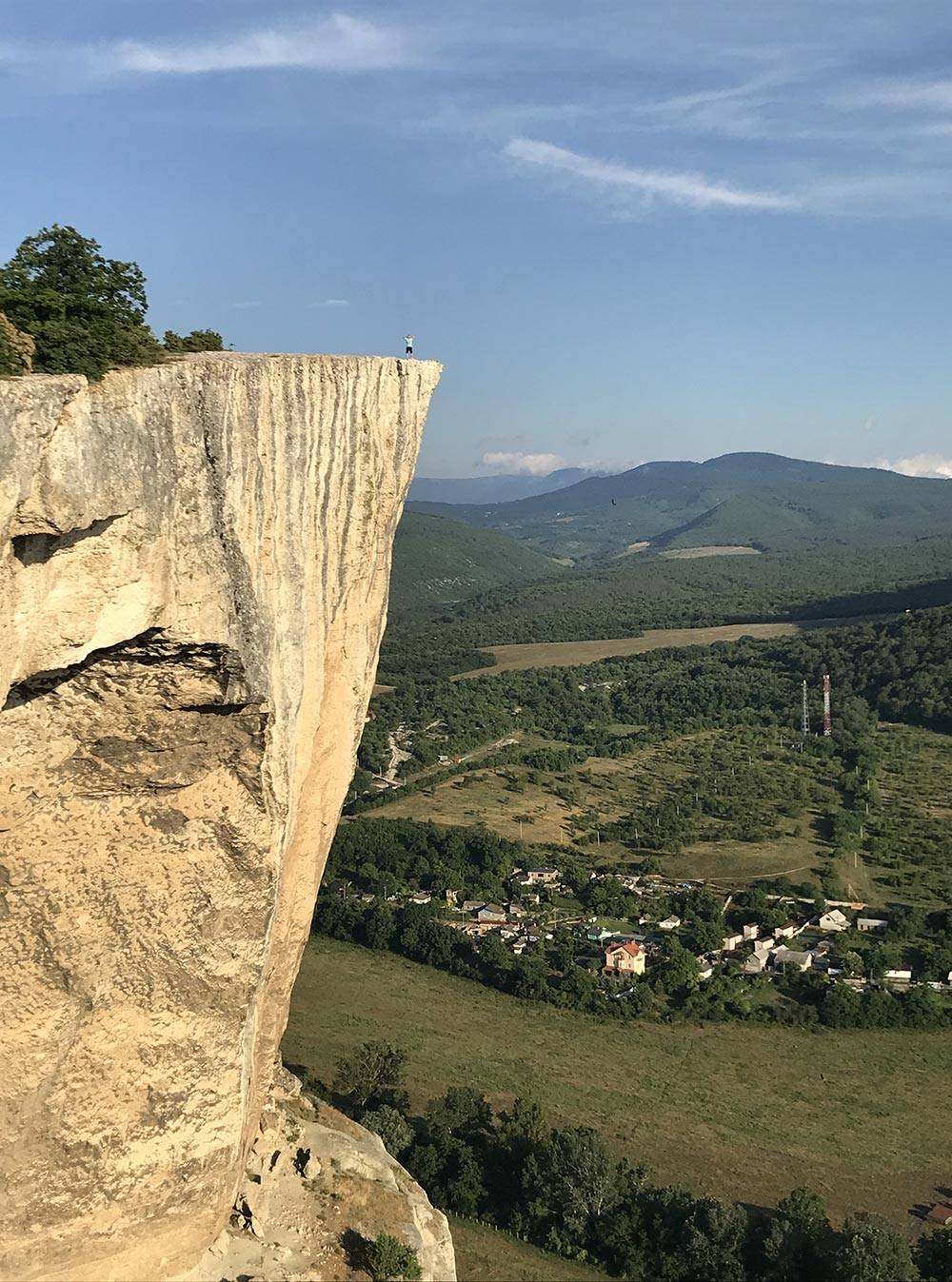 Тишину на вершине нарушали только ласточки: иногда они подлетали на расстояние вытянутой руки
