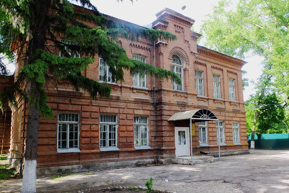 Это дореволюционное здание сейчас занимает аграрный техникум. Некоторые студенты ежедневно ездят в него из Самары, дважды в день пересекая Волгу