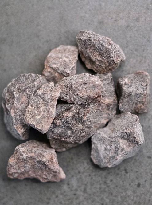 Индийская каменная соль кала намак похожа на гранит. Сероводород придает ей специфический запах. Фото: Vanilla&nbsp;Lab