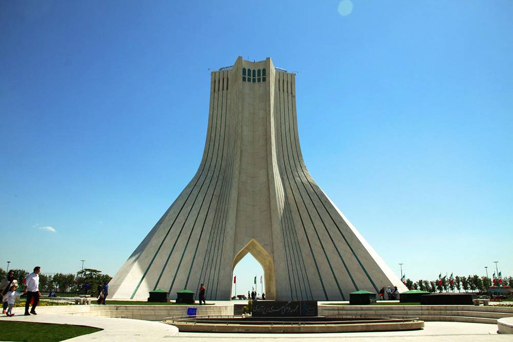 Башня Азади достигает 45&nbsp;метров в высоту