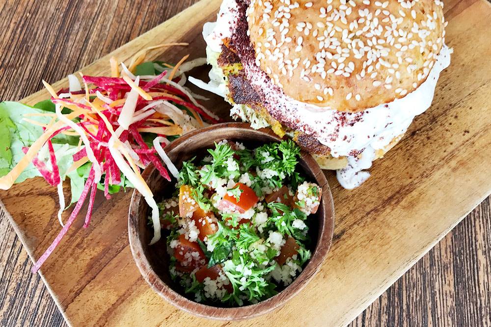 Этот вегетарианский бургер с котлетой из нута подается с салатом и стоит 65 000 Rp