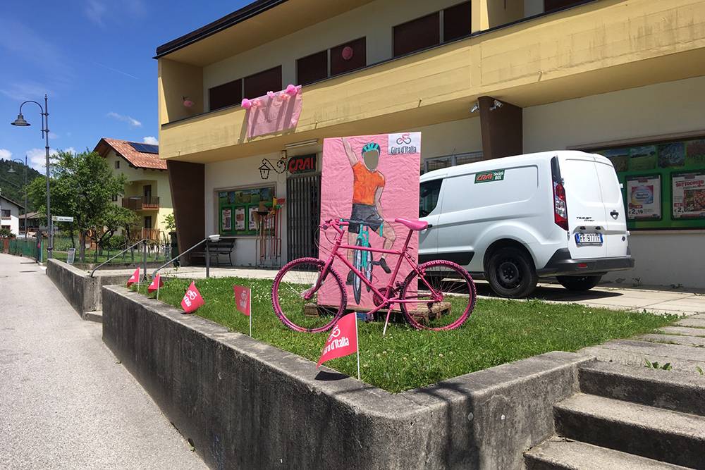 Супермаркет в Ламоне и велосипед в честь этапа велогонки Джиро ди Италия в мае 2019