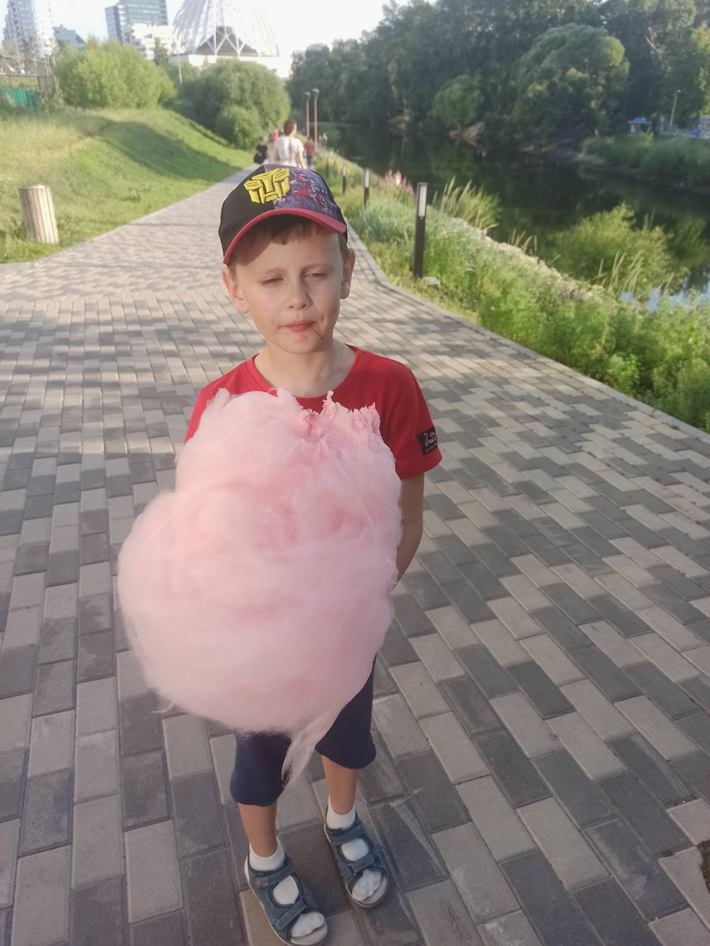 Гуляли по Екатеринбургу, и сын выпросил у меня сладкую вату