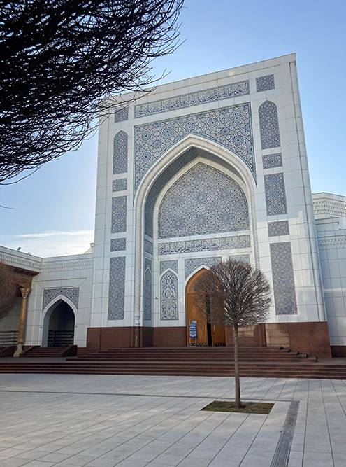 Мужчины заходят в мечеть через центральный вход, женщины — через боковую дверь слева