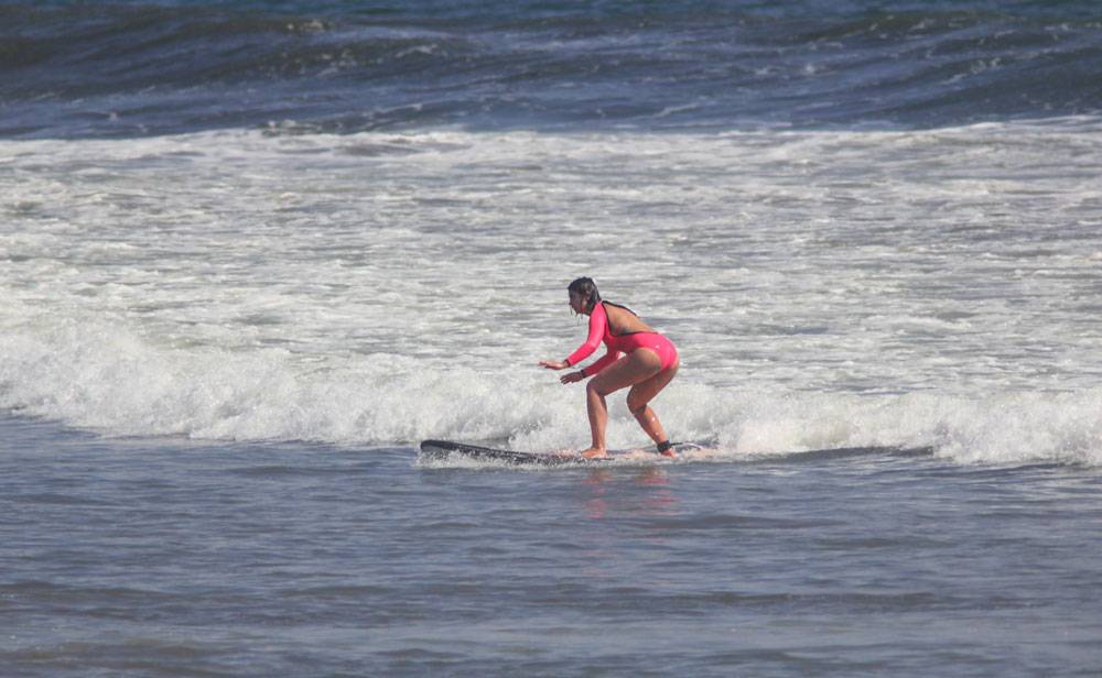 Практически у всех получается встать на серф на первом же уроке пены. Это снимок ученицы серф-школы на Бали