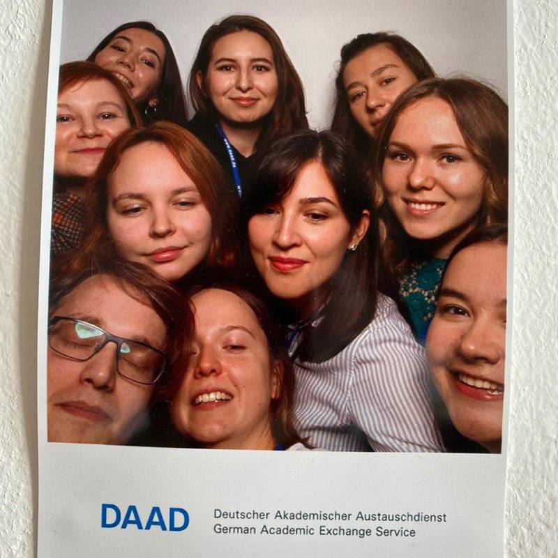 Для участия в программе Резеда сдала немецкий международный экзамен DaF, тесты на знание английского — IELTS или TOEFL — не понадобились. Однако университет принял студентку на программу, где основное обучение проходит на английском. Резеда говорит, что первый семестр был «на выживание»: немецкий она знала лучше, чем английский