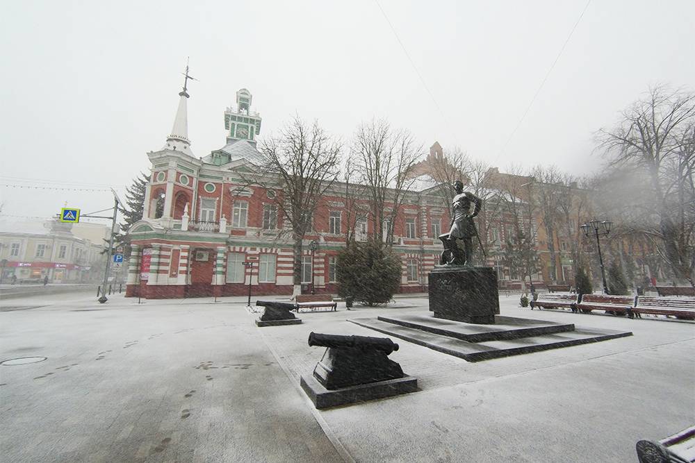 Рядом со зданием музея стоит памятник Петру&nbsp;I, который отвоевал Азов у Османской империи в 1696&nbsp;году