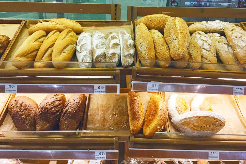 Одна из вещей, по которым я больше всего скучаю на Самуи, — это вкусный дешевый хлеб. Тут самая простая булка стоит от 56 ฿ (112 <span class=ruble>Р</span>)