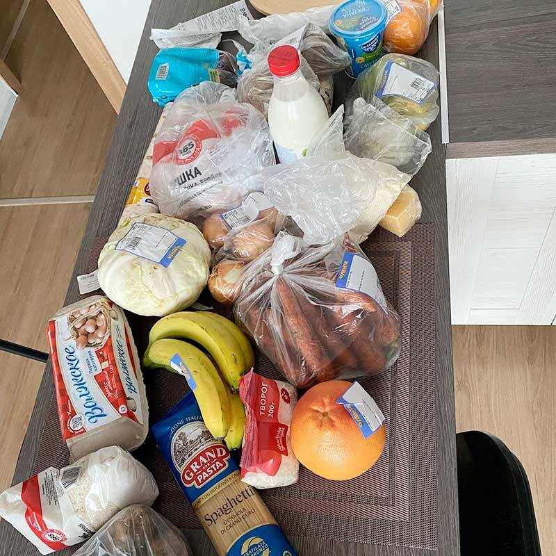 Этими продуктами мне предстояло питаться целую неделю. На фото нет только груш и овсяных хлопьев: я забыла выложить их на стол