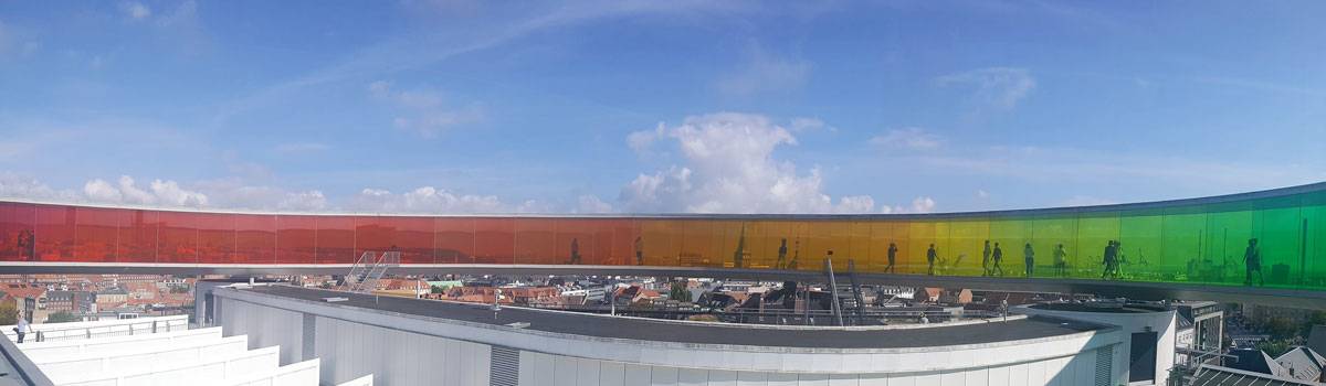 Музей «Арос» стал символом Орхуса благодаря этой радужной панораме на крыше