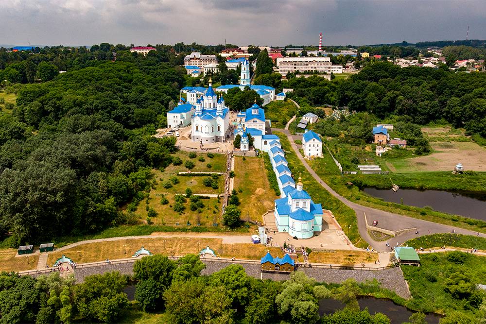 В монастыре четыре действующих храма, но службы ведутся только в соборе Рождества Пресвятой Богородицы. Источник: zorkin46 / Shutterstock