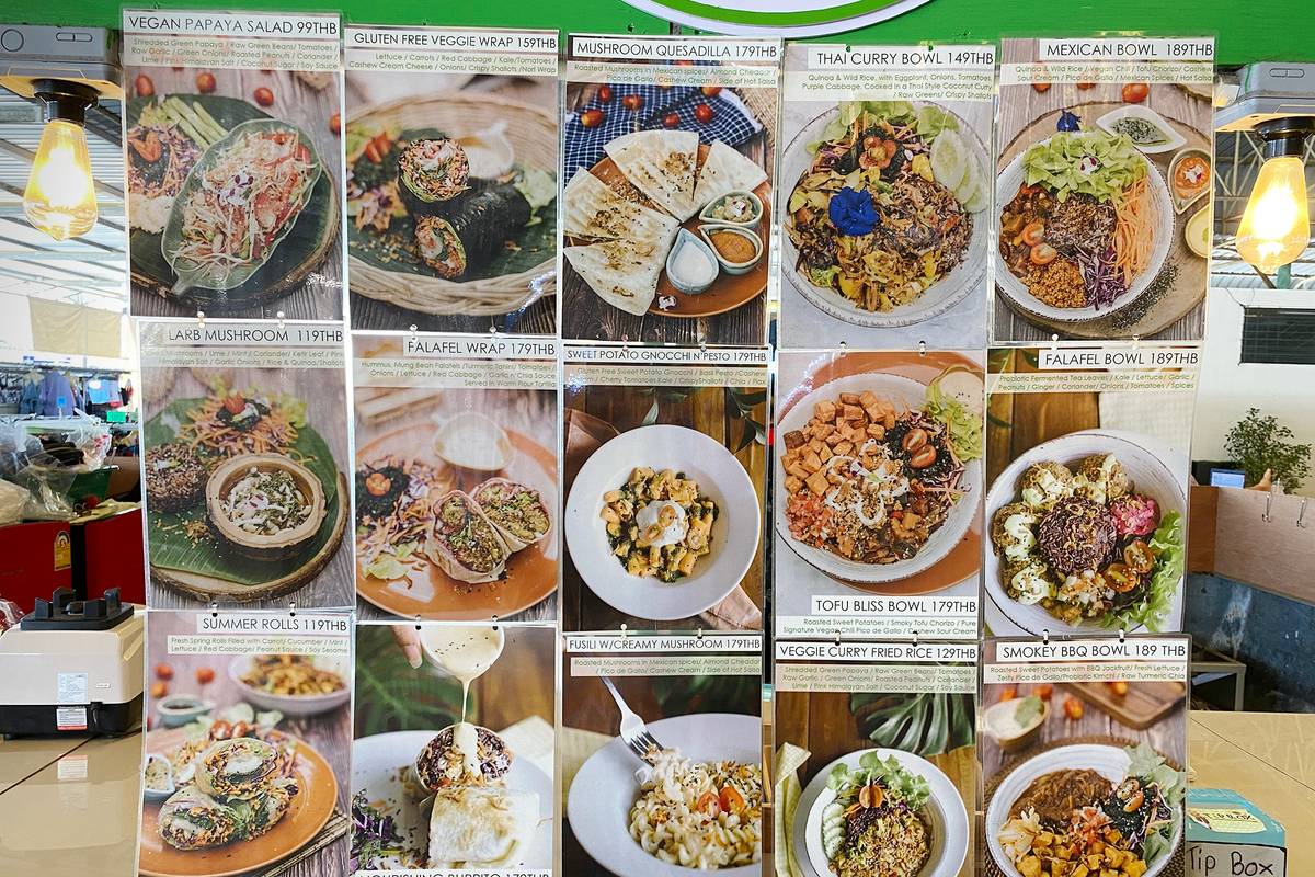 Часть меню Pure Vegan Heaven на фуд-корте в Тонг Сала, где мы часто бывали. На завтрак мне нравилось брать асаи-боул, на обед — фалафель-боул