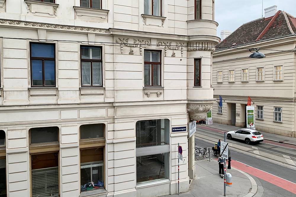 Вид из окна школы. Часть двухэтажного здания справа — кампус Венского университета