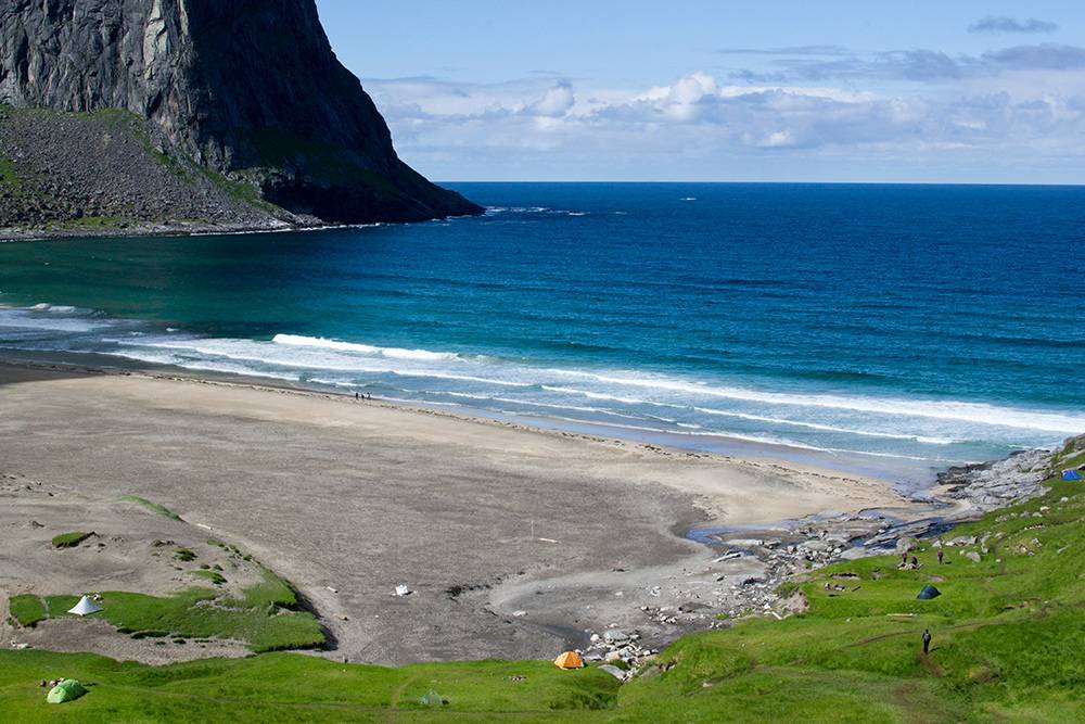 Пляж Квалвика на Лофотенских островах. Люди ставят палатки прямо на побережье