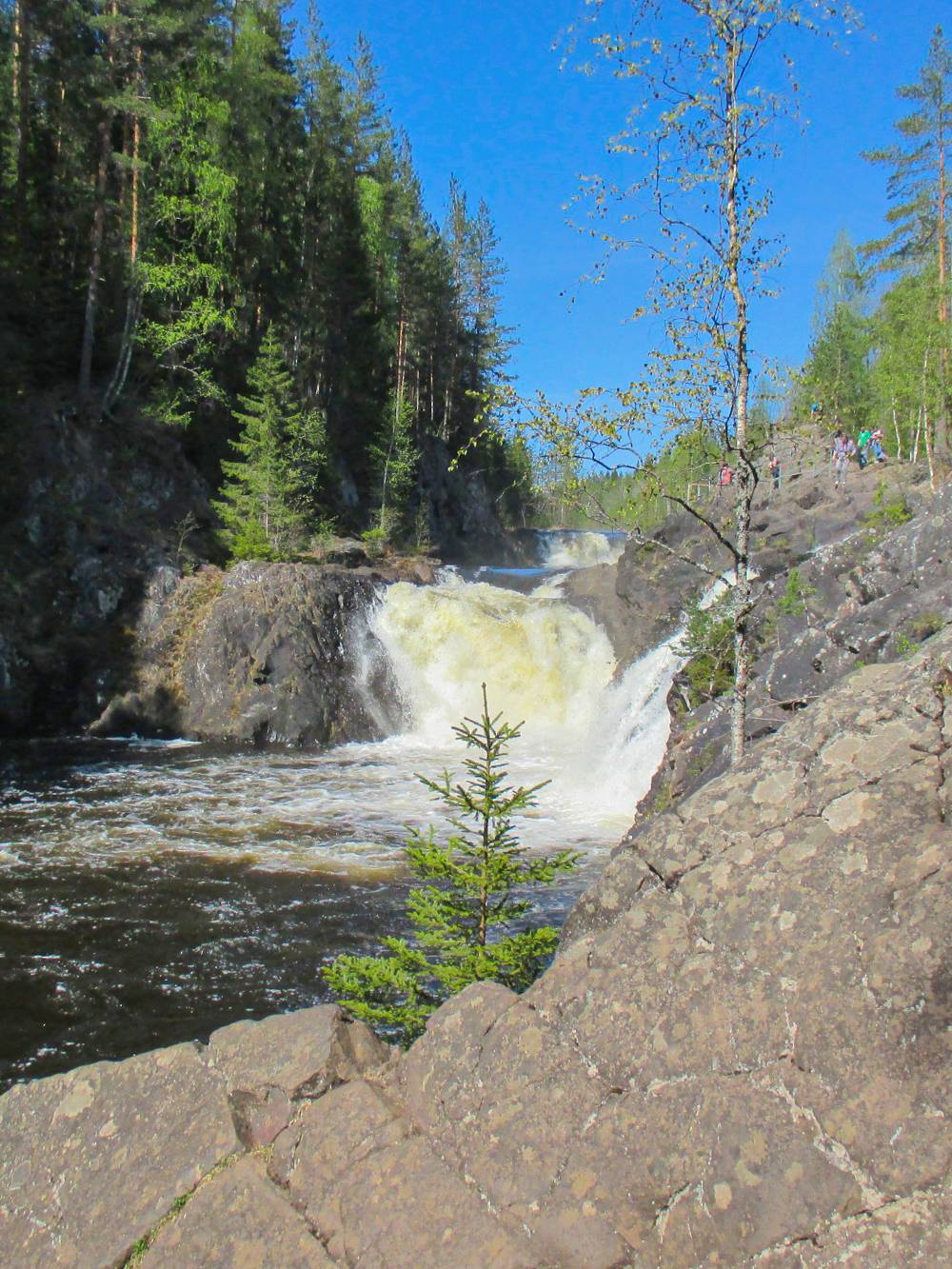 Водопад Кивач лучше смотреть весной, когда реки полноводны