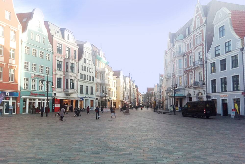 Центральная улица Ростока выглядит абсолютно типично для&nbsp;старых немецких городов
