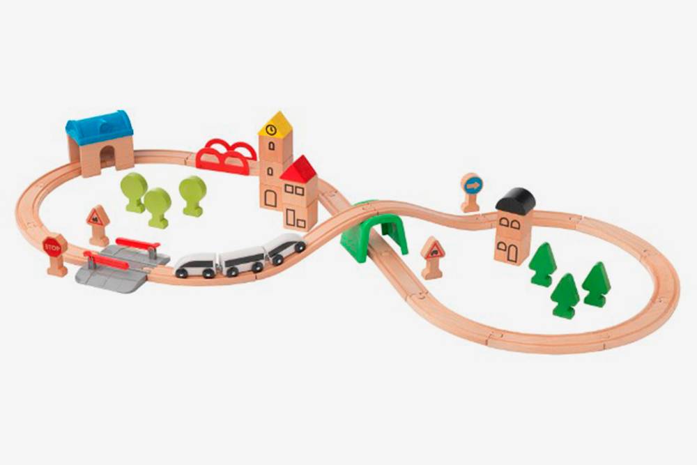 Деревянная железная дорога была одной из любимых игрушек дочки. Источник «Икея-ком»