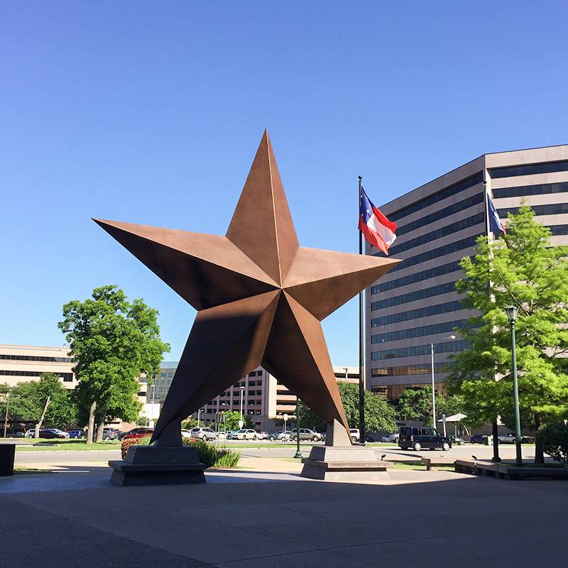 Напротив входа в музей стоит 10-метровая бронзовая звезда. Одинокая звезда — символ независимого духа штата Техас