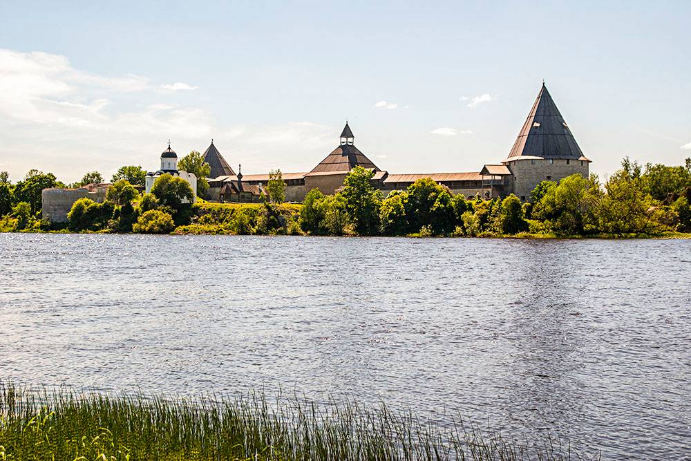 Староладожская крепость с противоположного берега Волхова