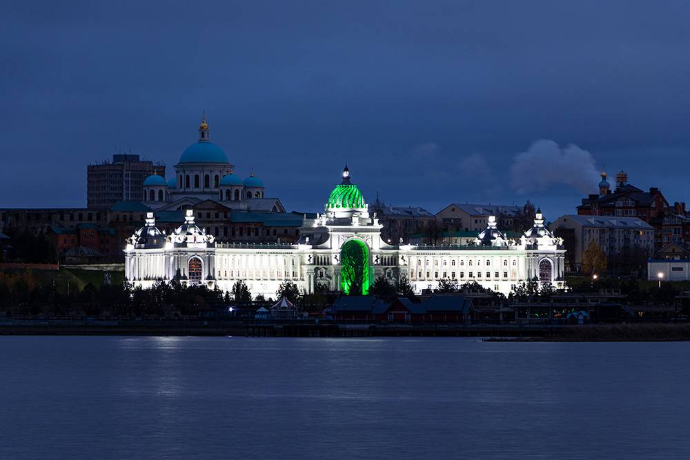 Дворец необычно смотрится с подсветкой на фоне других зданий