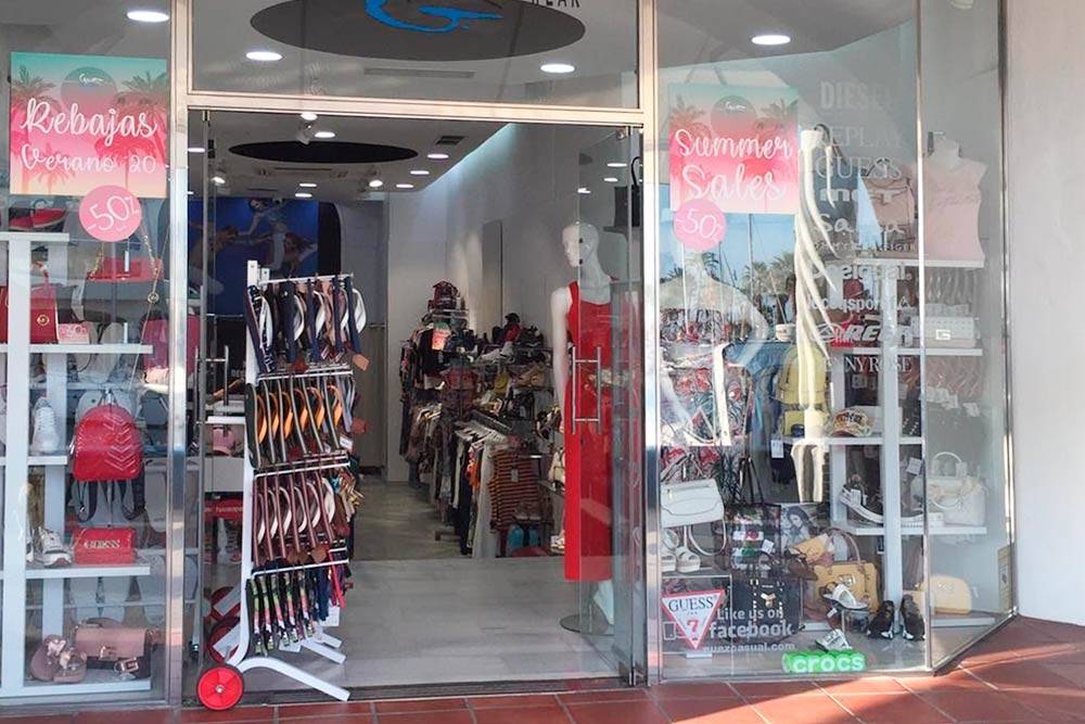 Магазин с фирменной одеждой марок Guess, Pepe Jeans, Antony Morato