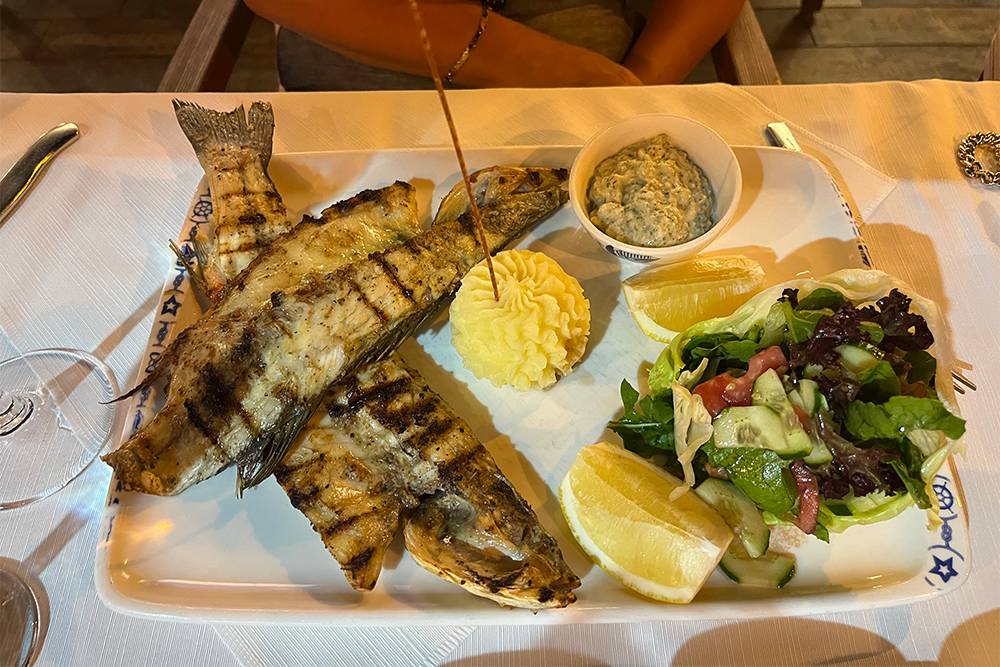 Огромная порция рыбы в ресторане Limani. Ее подают с очень вкусным чесночным соусом, пюре и салатом