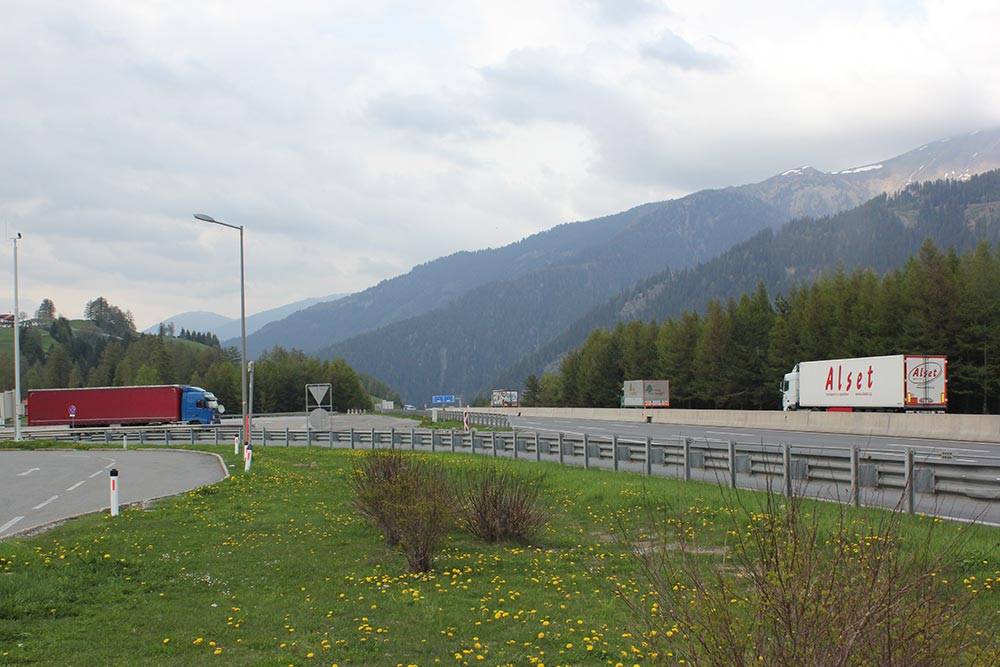 Скоростная магистраль на границе Германии и Австрии. Прекрасные горные пейзажи и отличное дорожное покрытие
