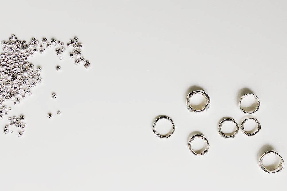 Слева — гранулы серебра, в таком виде я забираю их с завода, чтобы получить, например, кольца, которые изображены справа