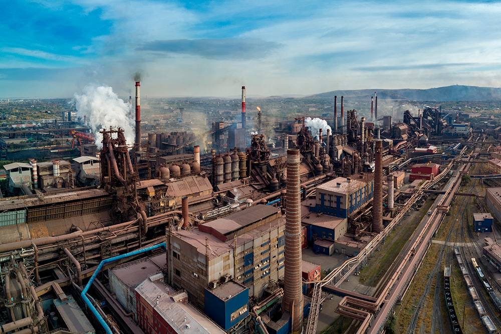 Большие заводы строились во времена СССР и эвакуировались в военные годы из центральных регионов. Как знать, возможно, очистное оборудование не обновлялось с тех же времен. Источник: Shutterstock