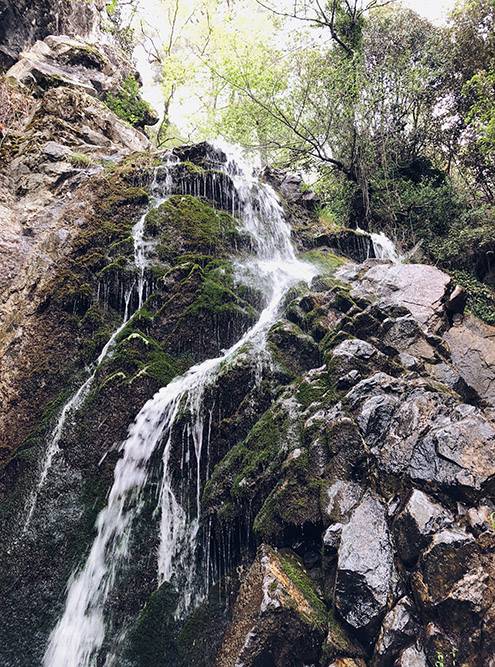 В мае у водопада прохладно