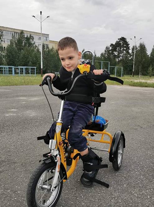 Из-за ДЦП семилетний Даня не может ходить — только ползать и вставать на колени. Приемные родители мальчика обратились за помощью в фонд, и Дане купили специальный велосипед, на котором он может ездить сам