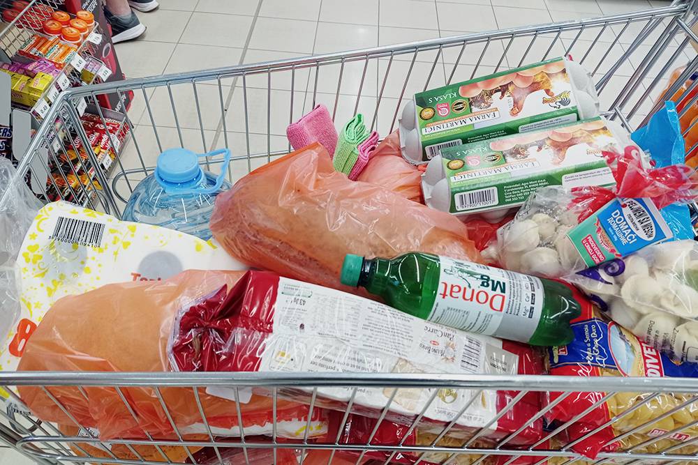 В Черногории кассиры сами упаковывают продукты в пакеты. Девушки делают это аккуратно и группируют продукты по типам
