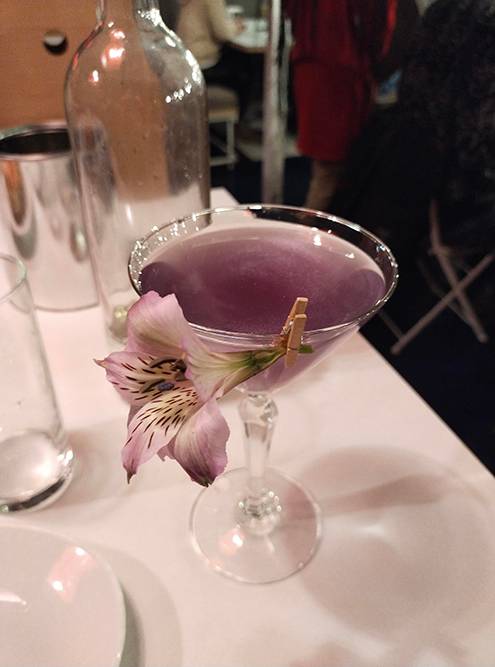 Внутри фиолетового коктейля много блесток