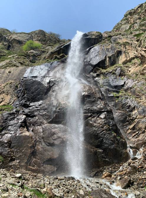 К водопаду Жигинджи ведет отдельная дорога. Она находится в начале экотропы