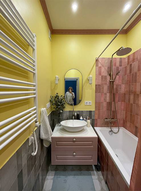 Желто-розовая ванная получилась самой яркой — то, что нужно хмурым московским утром