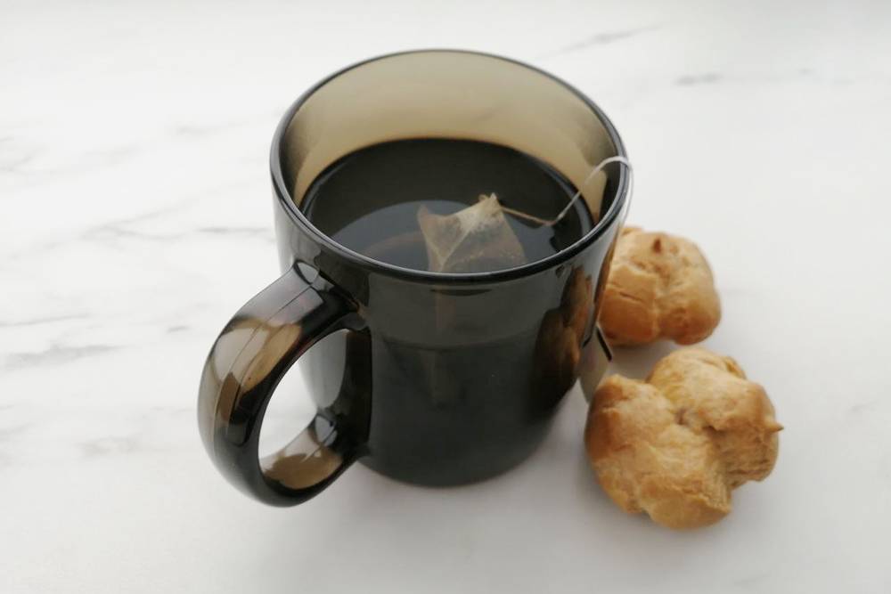 Завтрак: черный чай и профитроли