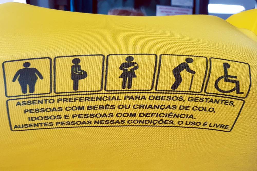 Специальные места для беременных женщин, пассажиров с детьми, пожилых, людей с инвалидностью и полных людей в междугороднем автобусе