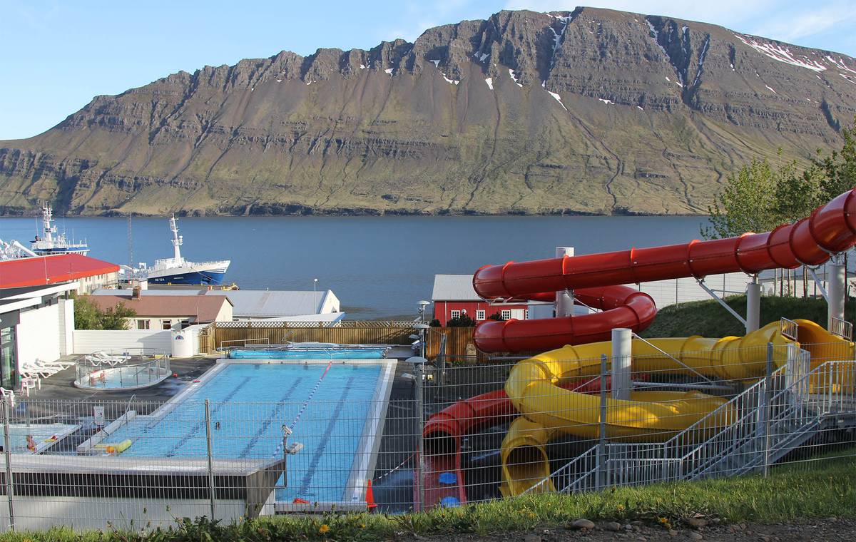 Бассейны можно встретить в каждом маленьком городе Исландии. Так выглядит бассейн в городе с населением 1500 человек